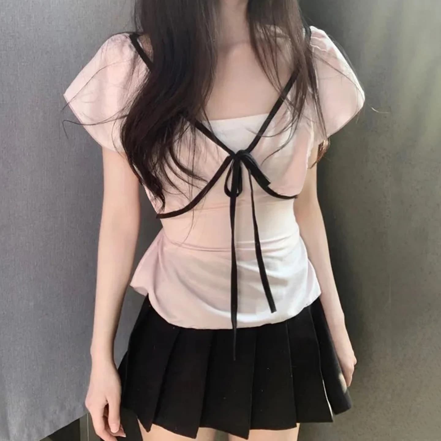 Magliette coreane SUCHCUTE con scollo a V e maniche corte da donna, top casual con fiocco e bendaggio, t-shirt slim Y2K, outfit estivi chic e coquette