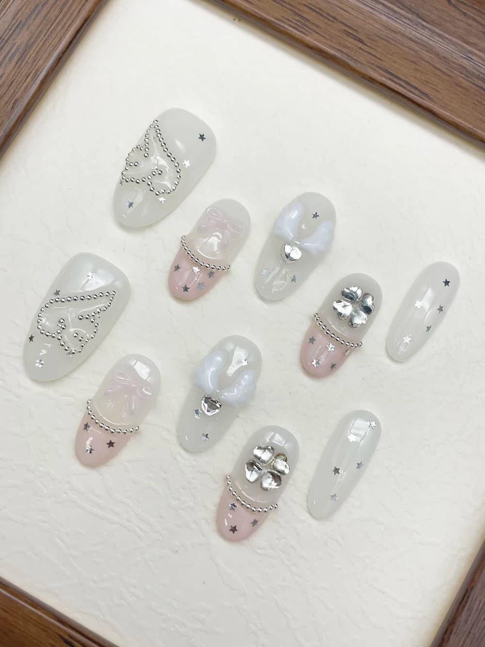 Adesivi per Unghie Bianco Latte Rosa, Corti, Ellittici, con Mini Stelle, Glitter, Catena, Ali d'Angelo, Fiocco e Quadrifoglio