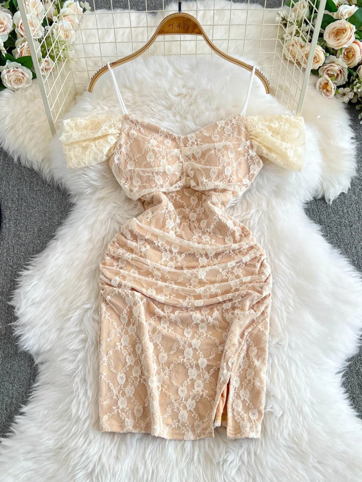 Foamlina Abito da ragazza sexy in rete con giunture in pizzo Abito estivo da donna con scollo a V Nuovo sottile e sottile con spalla fredda Abiti corti con fionda