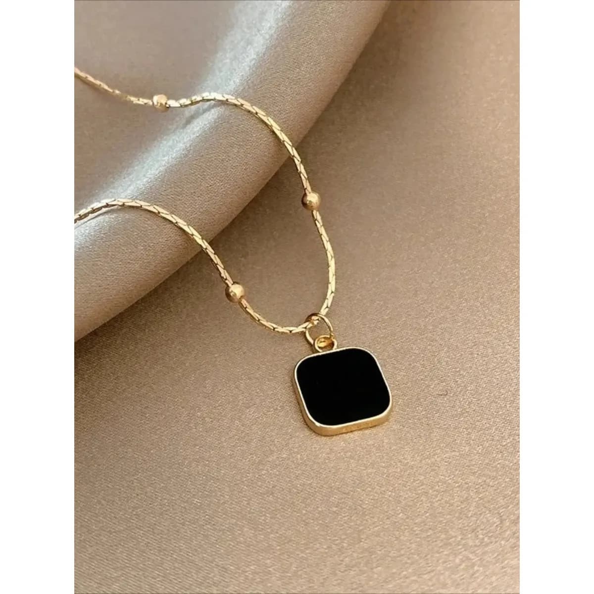 Collana alla moda con pendente geometrico in acciaio inossidabile, catena minimalista, collana elegante, accessorio di moda moderno