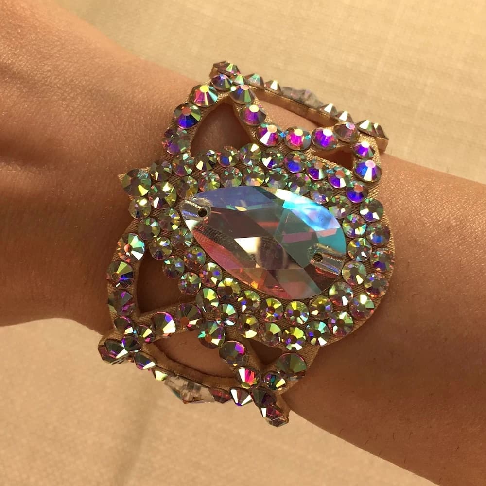Bracciale con goccia di strass lucido per le donne Accessori di danza del ventre di lusso con spedizione gratuita Gioielli con braccialetto di cristallo a mano