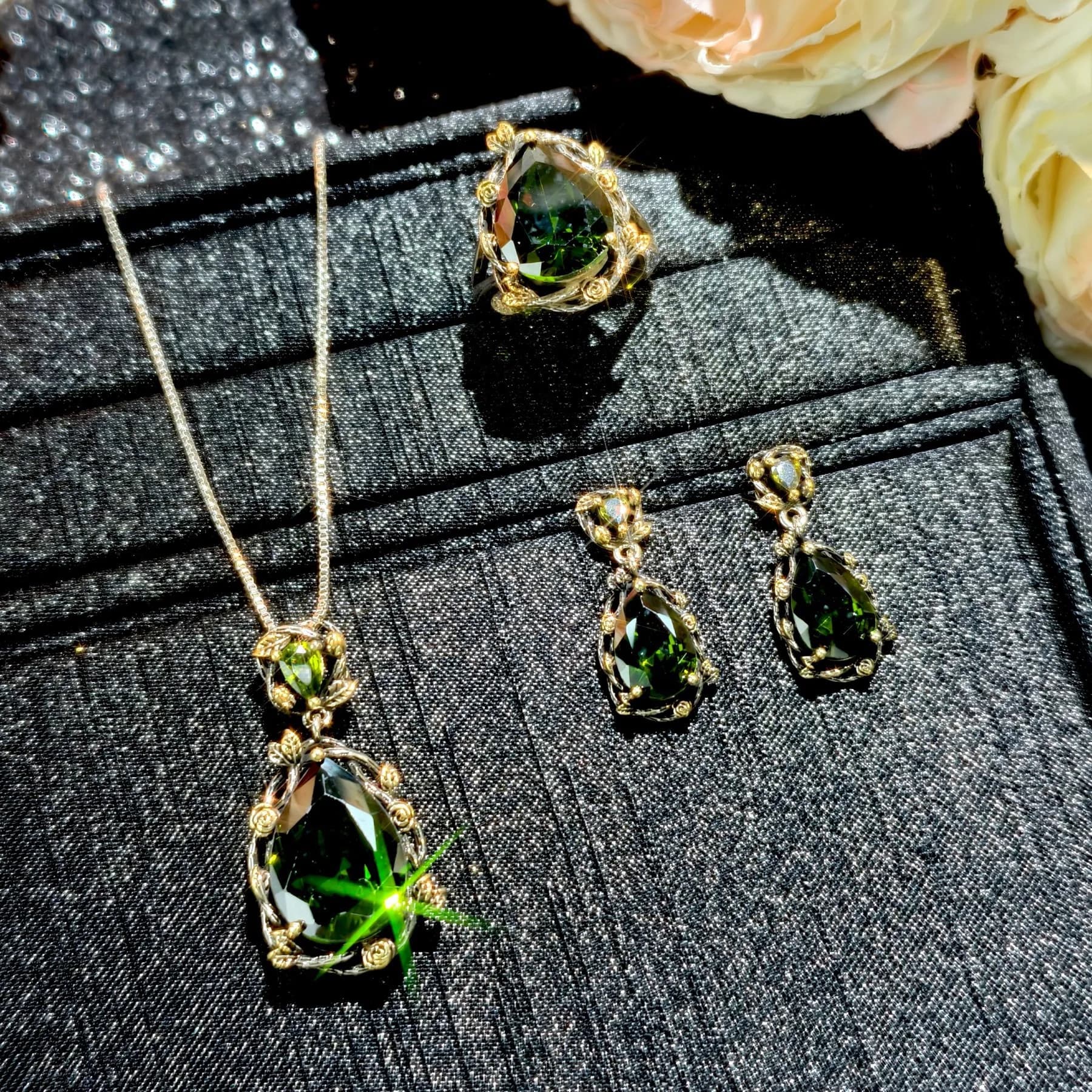 Retro Court Style Color Gemstone Set Dual Tone Olive Green Diamond Pendant Waterdrop Pear Shape Necklace Open Ring Women