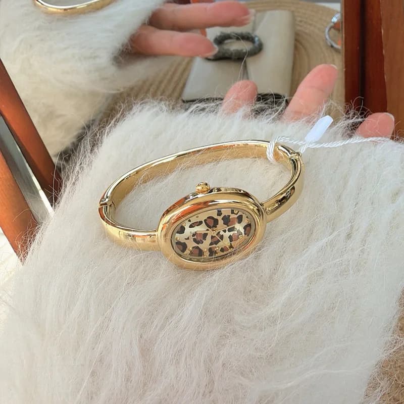 Women's watch with creative design round strap with leopard print, high-end temperament personality, exquisite women's quartz watch for bathtub