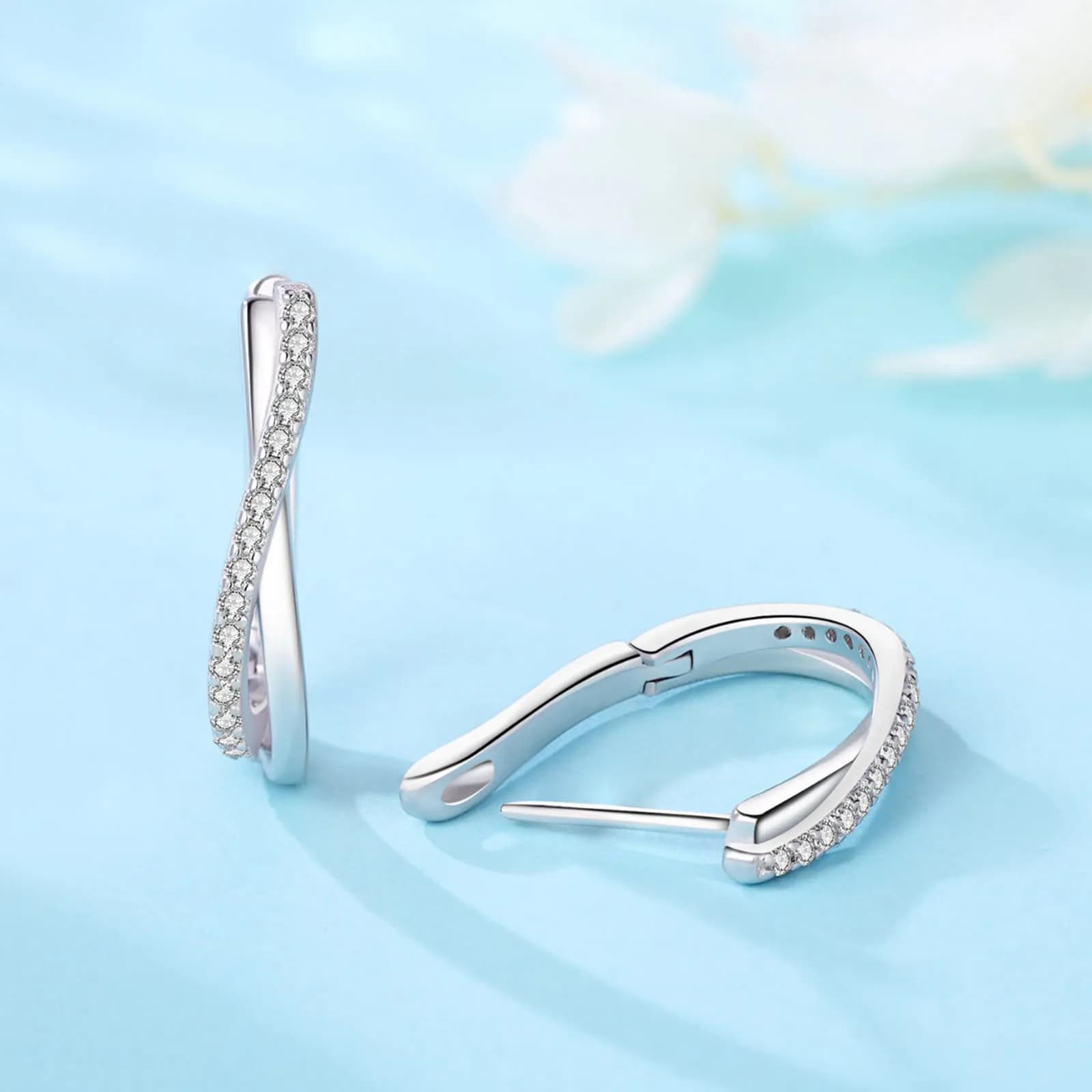 Orecchini a Cerchio con Linea Intrecciata a Stella, Gioielli Versatili per Donna, Regali Raffinati per Feste di Compleanno