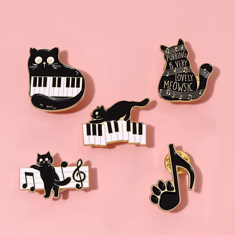 Pin Club | Pianoforte Gatto Musica Spilla smaltata Animale Gattino Tasti musicali Cappello Distintivi da bavero Regali di gioielli personalizzati per gli amici all'ingrosso