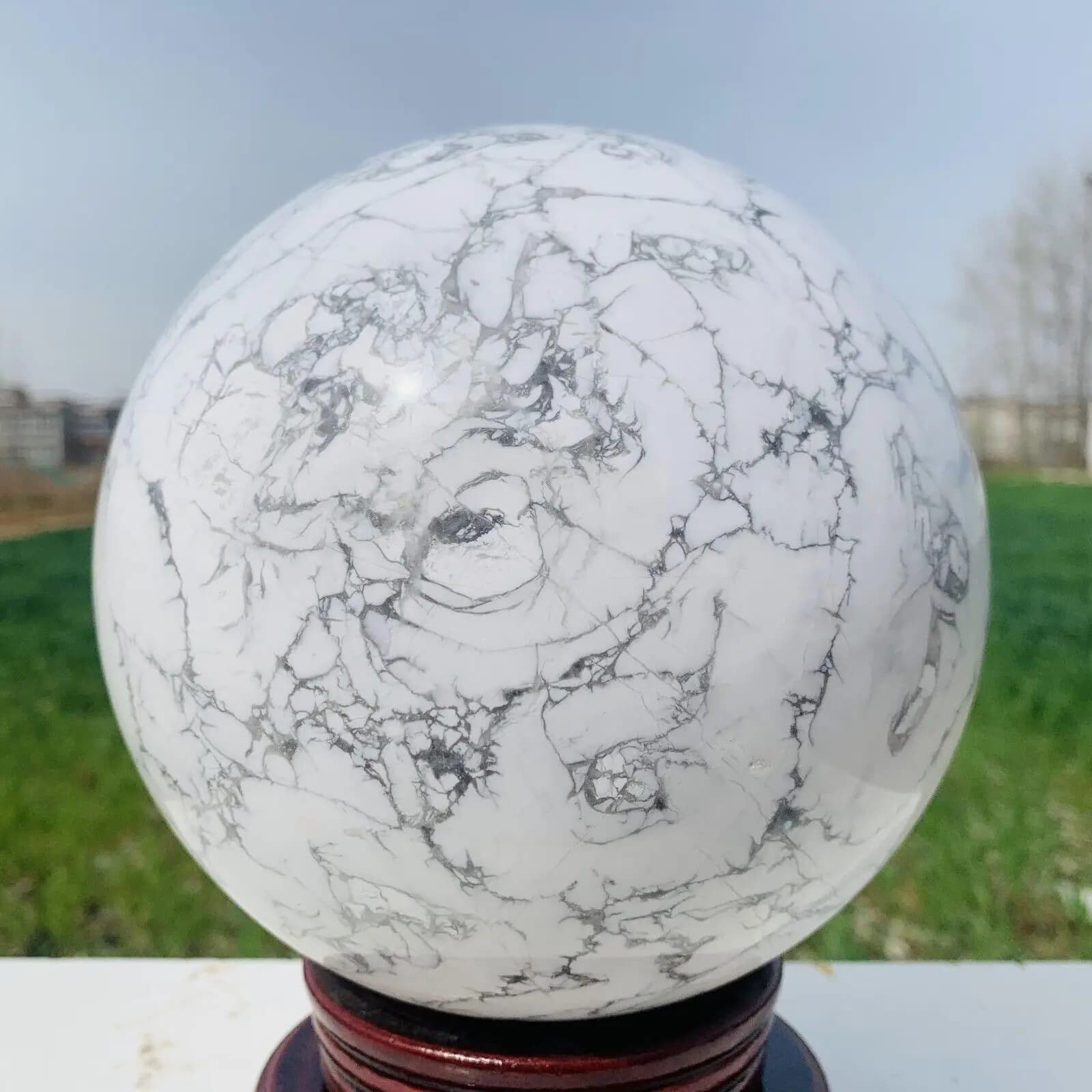 Sfera di howlite naturale, cristallo di quarzo, sfera lucida, guarigione