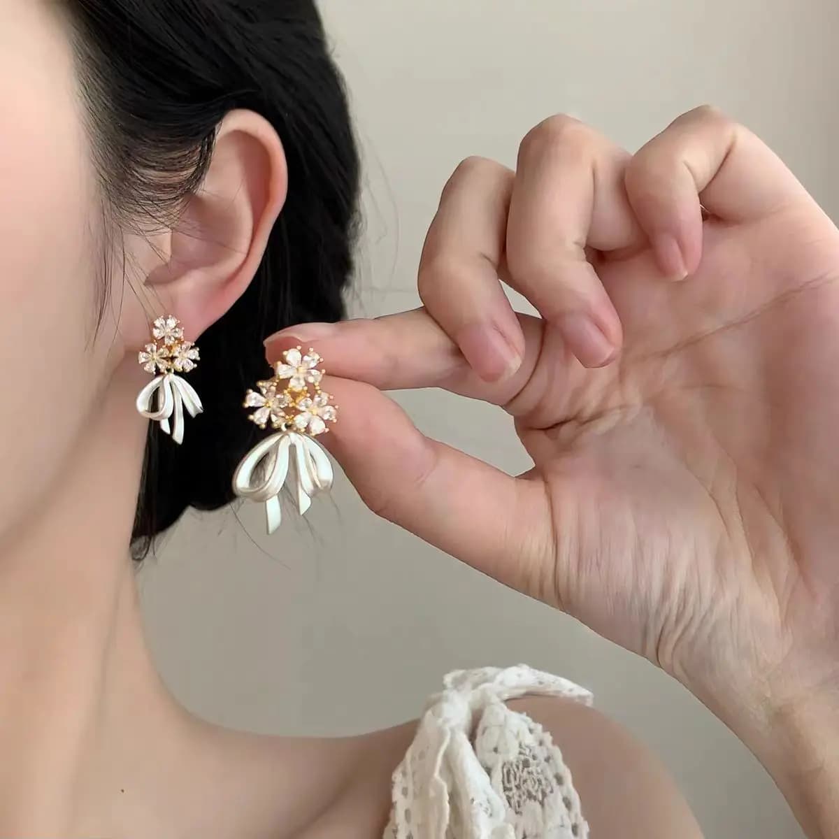 Orecchini Pendenti Floreali Delicati con Fiocco per Donne, Eleganti Orecchini a Goccia con Zirconi e Fiori, Accessori per Gioielli da Banchetto e Matrimonio
