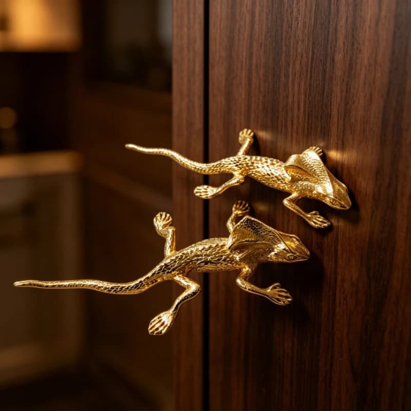 Maniglie per mobili in ottone massiccio dorato, a forma di lucertola, con superficie artistica, per ante di armadi, mobili da cucina, mobili TV e cassetti, con foro singolo
