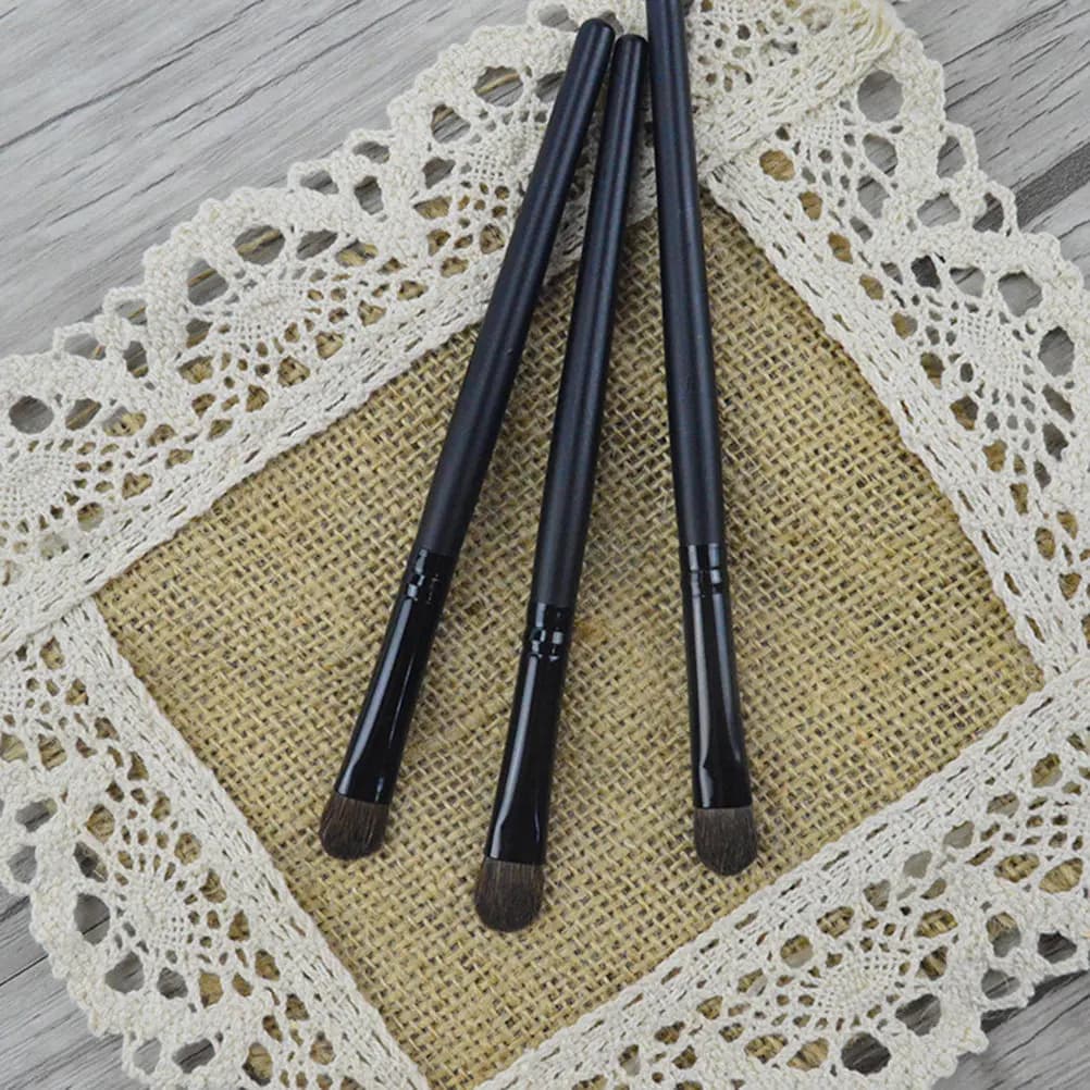 Black shading brushes with long handle, natural-looking soft bristles, comfortable grip for use throughout the day, shady brush set