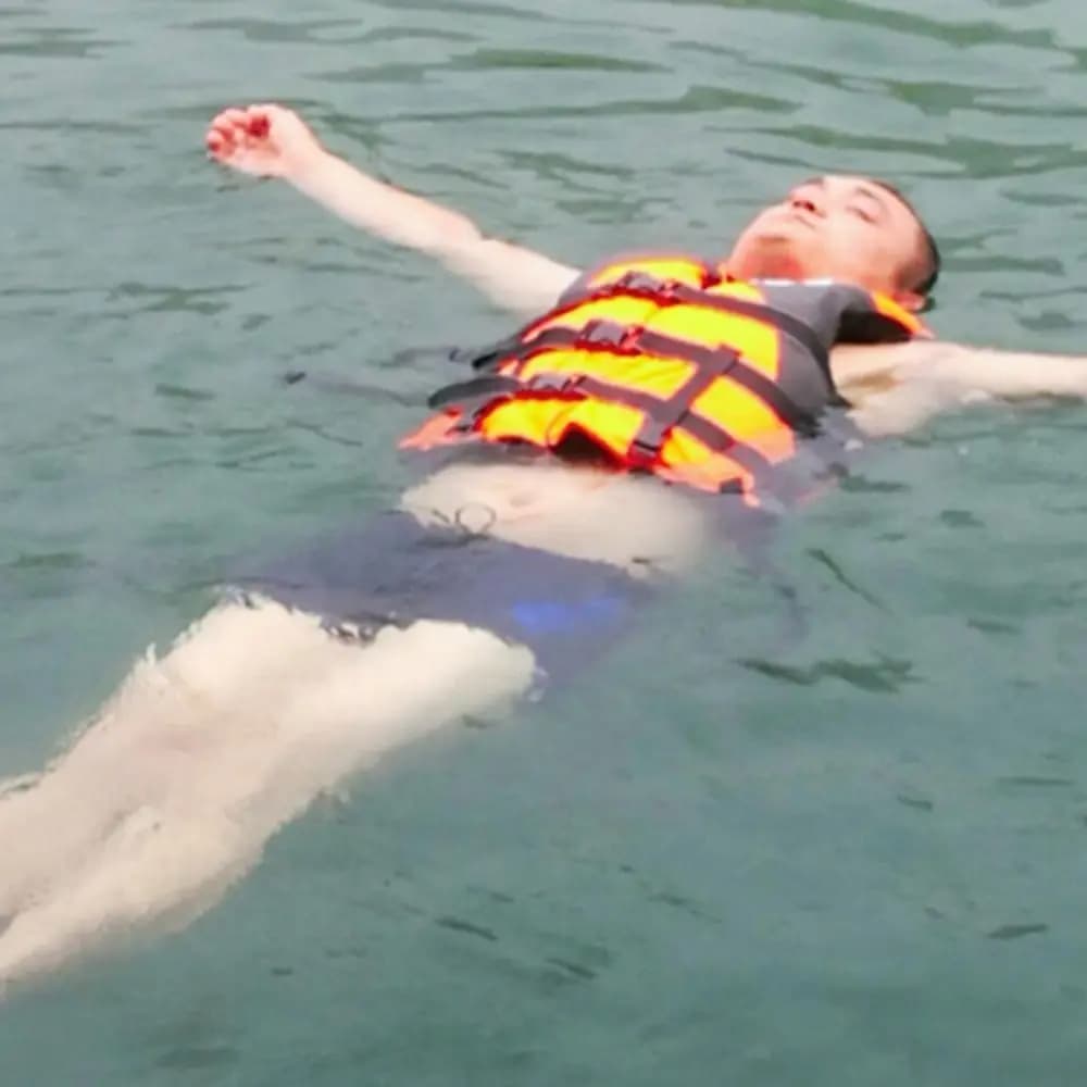 Giubbotto di Salvataggio per Adulti con Cinghie di Sicurezza, Impermeabile con Fischietto di Sopravvivenza, Gilet per Sport Acquatici, Portatile e Facilmente Regolabile