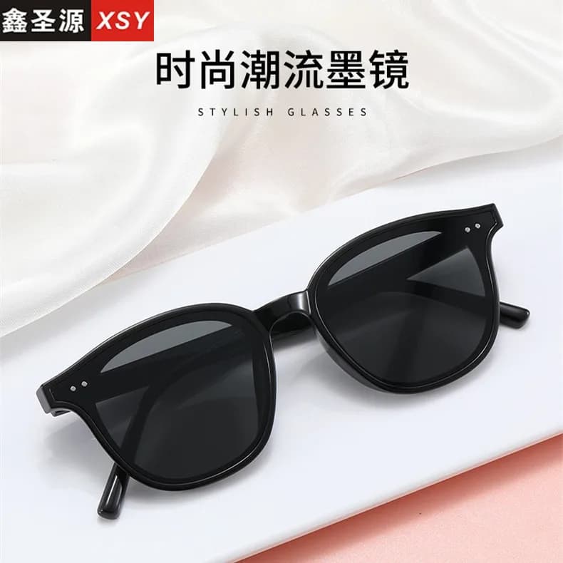 Nuovi occhiali da sole alla moda per uomini e donne, stile influencer, versione coreana, montatura piccola gialla, occhiali da sole trendy all'ingrosso