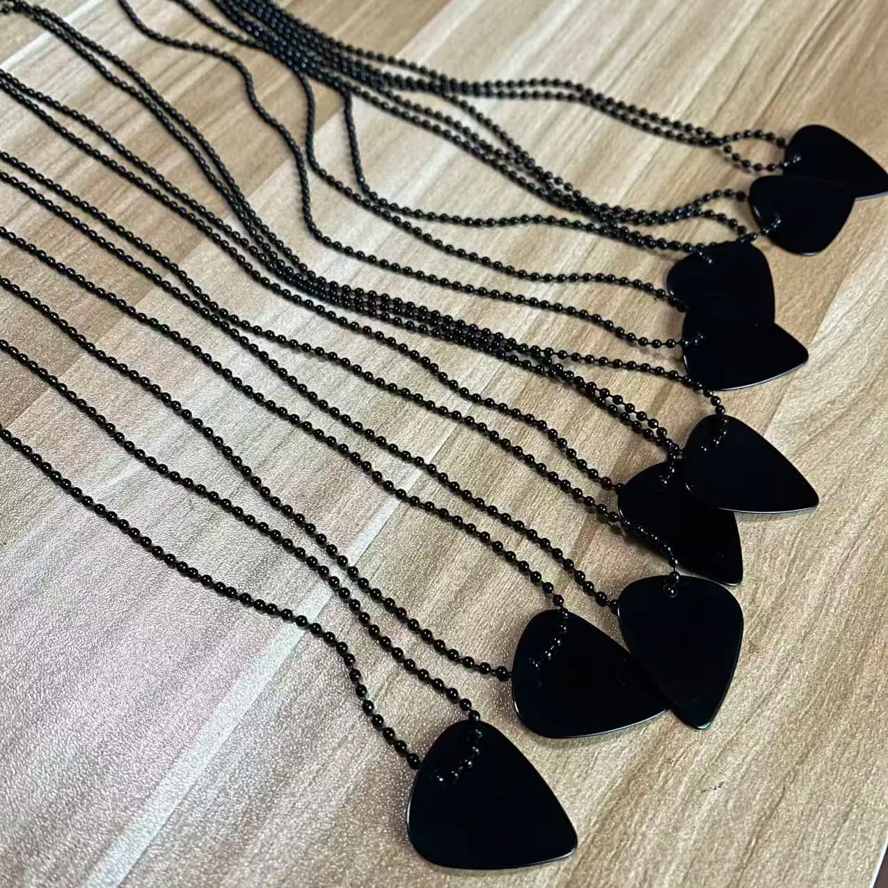 Collana con plettro per chitarra Black Peak con foro, 20 pezzi