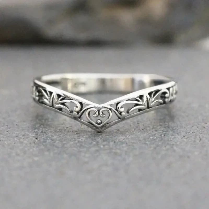 Anello Huitan dal design delicato e traforato, versatile, squisito, color argento, accessorio quotidiano discreto ed elegante.