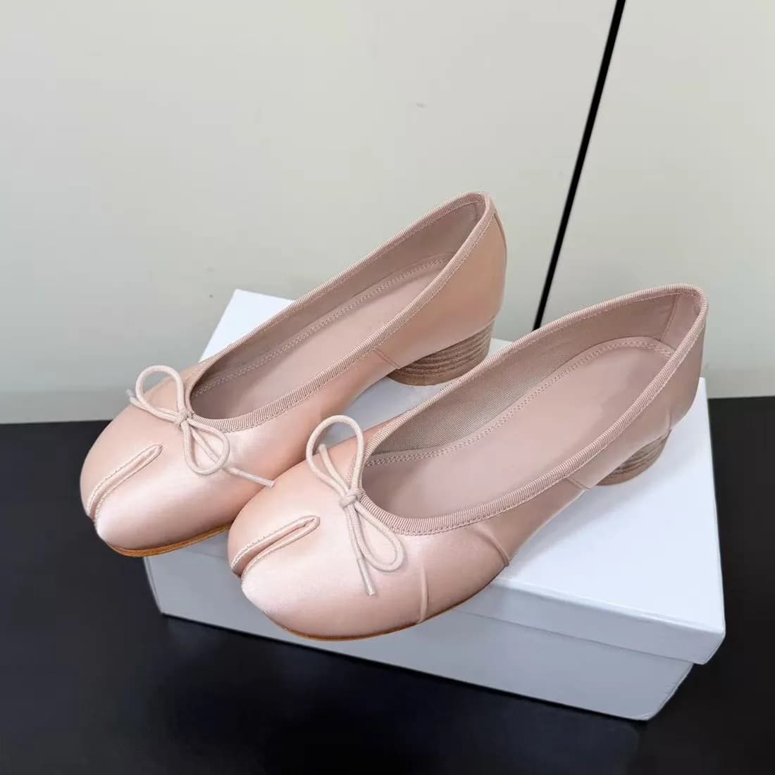 Scarpe Mary Jane con tacco alto in pelle stropicciata, nuovo modello versatile primavera-autunno 2026 da donna