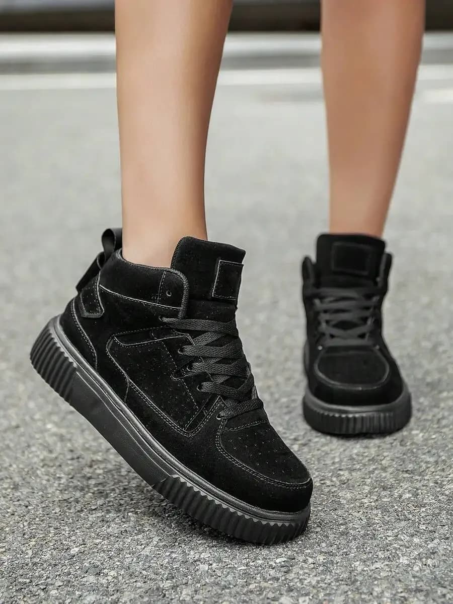 Sneakers da Donna in Camoscio Nero con Lacci e Suola Spessa