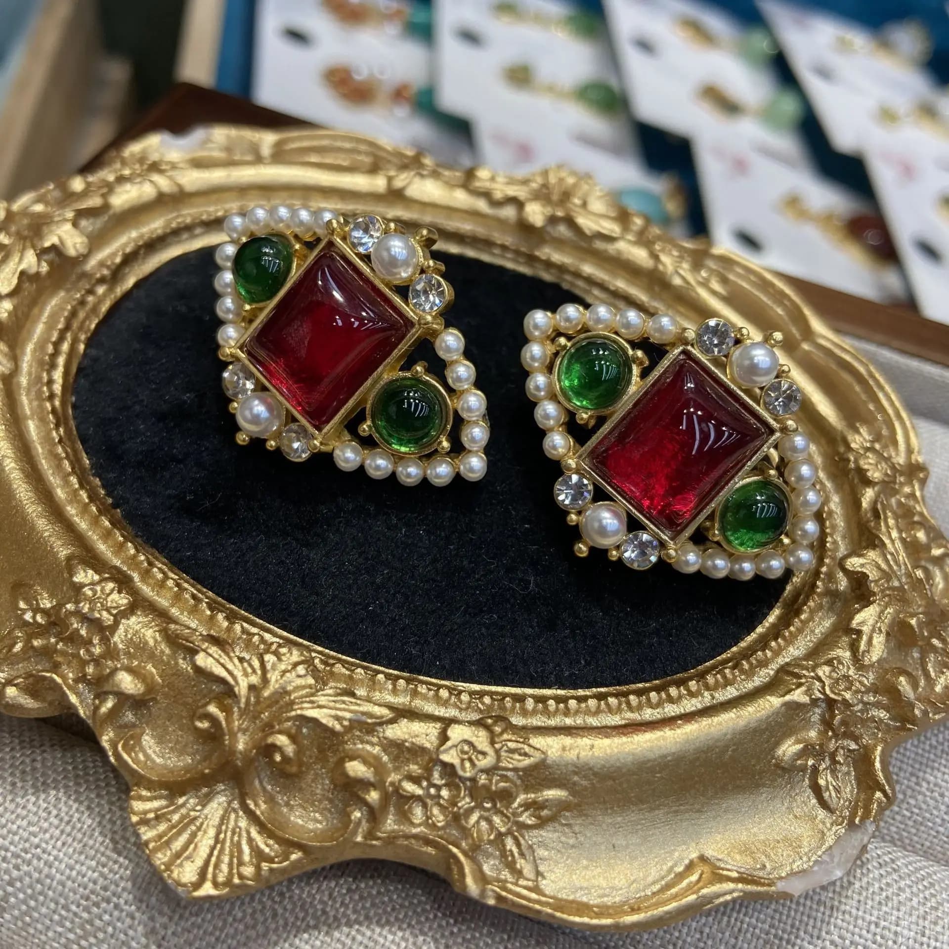 2025 Nuovi orecchini a bottone con perle di vetro Gioielli di moda eleganti a forma di diamante