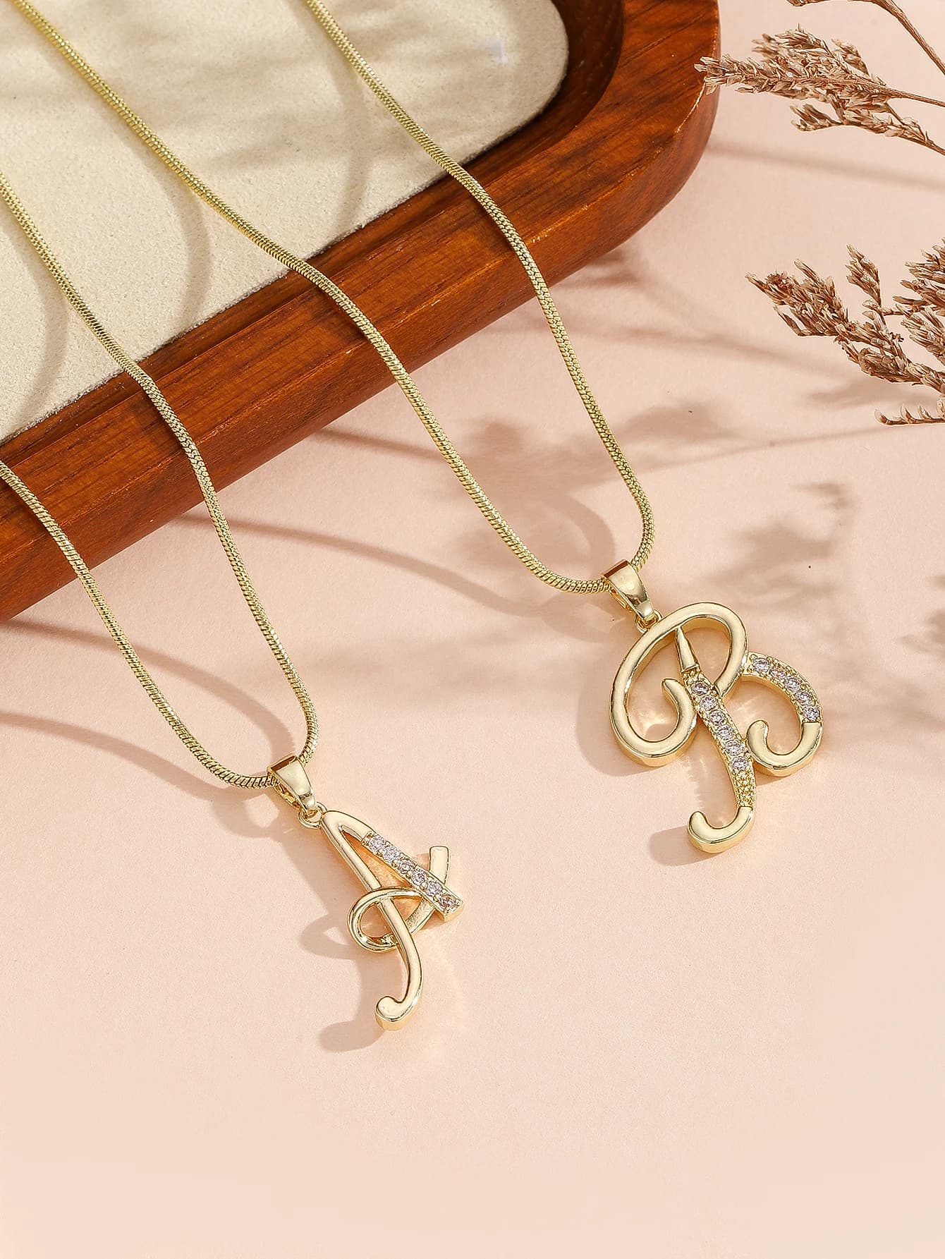 Collana da donna elettrolitica con catena di osso di serpente con diamanti d'acqua micro-intarsiati con lettera A e B di lusso leggero e alla moda da 1 pezzo,