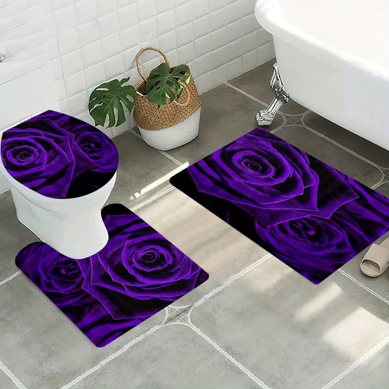 3 pezzi ​ ​ Set romantico di tappetini da bagno con rosa viola: tappeto e tappetino floreali antiscivolo per un'arredamento elegante del bagno e un'atmosfera lussuosa ​