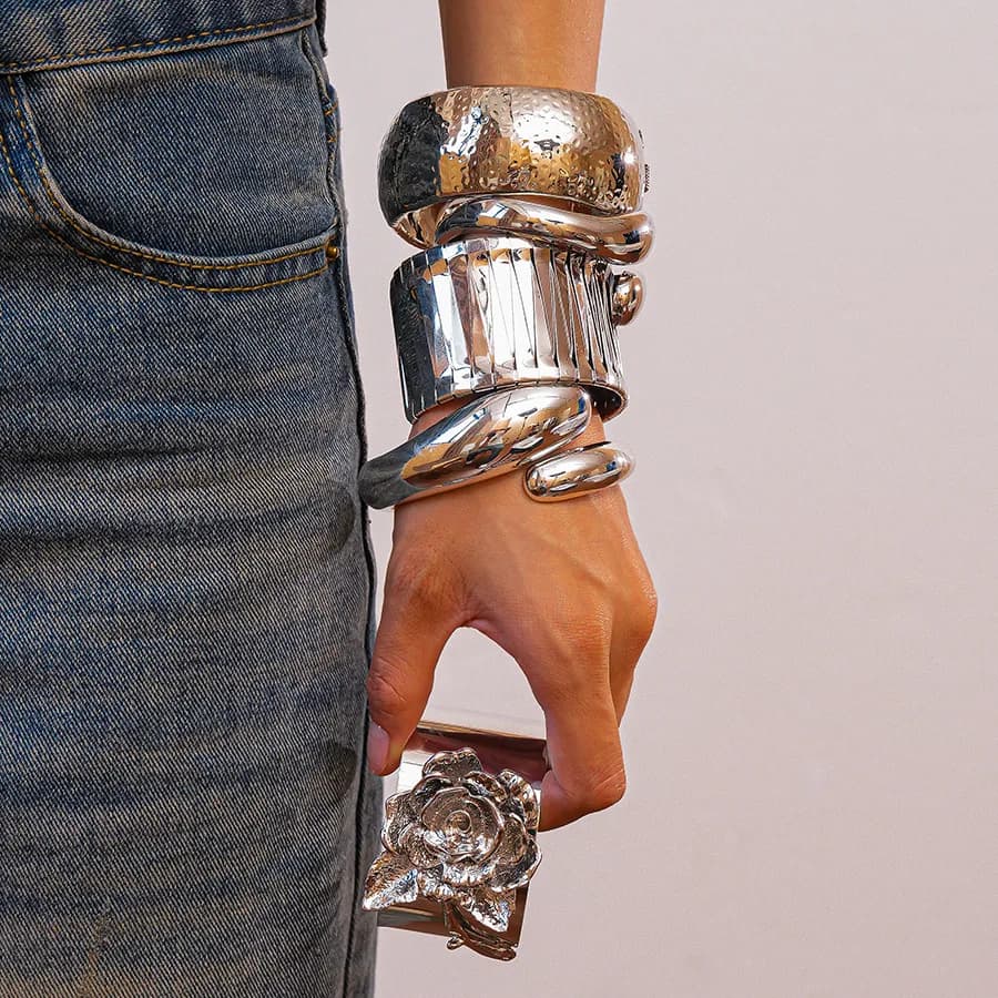 Braccialetti aperti larghi in metallo con foglia di goccia d'acqua Braccialetti da uomo Hip Hop Punk in tessuto argentato geometrico a molla per gioielli con ciondoli da donna