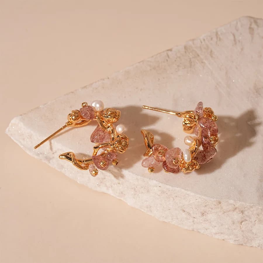 Orecchini ad ago in argento a forma di C con perla imitazione cristallo di fragola, placcatura in vero oro, temperamento di fascia alta di nicchia semplice