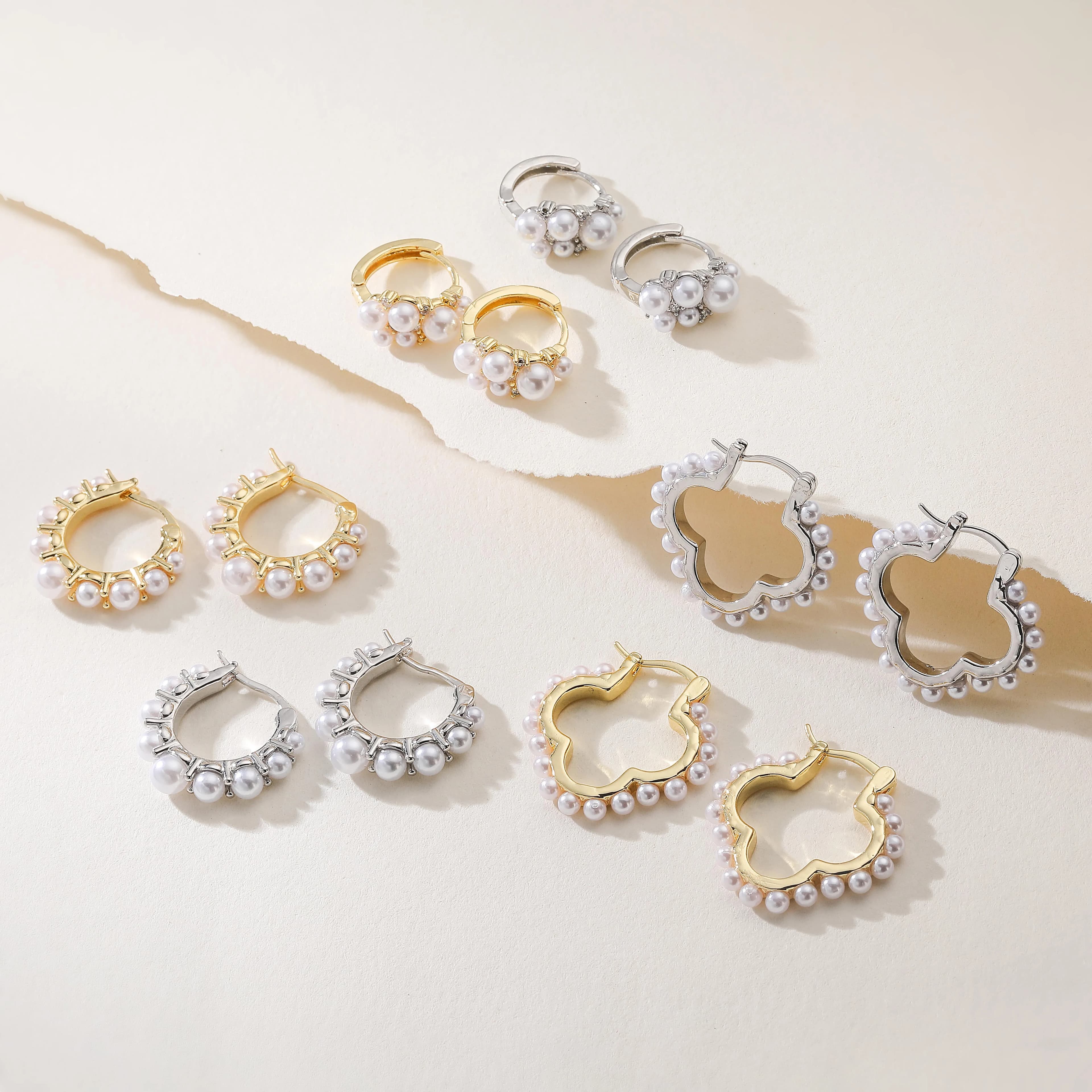 HECHENG, squisiti orecchini a cerchio leggeri con perle finte stile vintage, quadrifoglio, gioielli da sera da donna (1 paio)