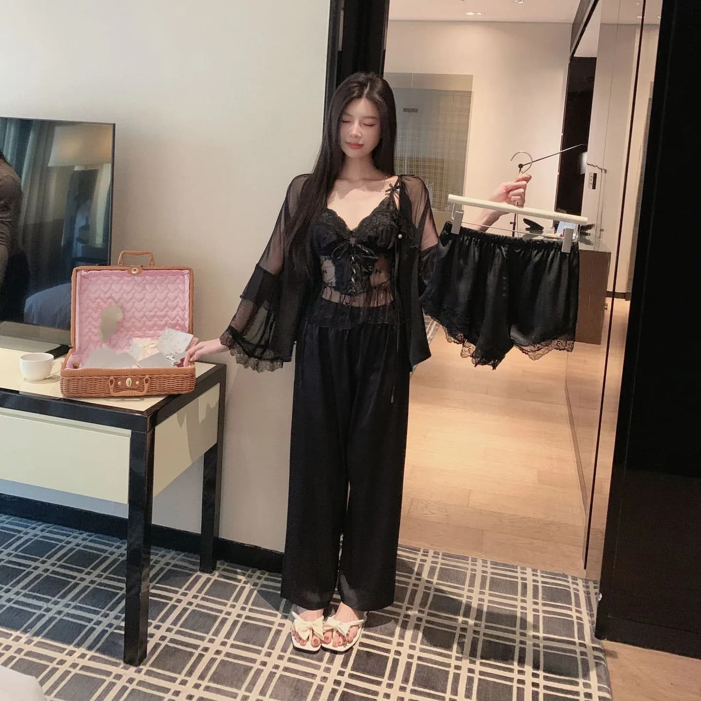 Set Pigiama Donna 4 Pezzi in Raso con Pizzo Scavato, Abbigliamento da Casa, Completo con Pantaloni, Kimono in Rete, Vestaglia e Camicia da Notte