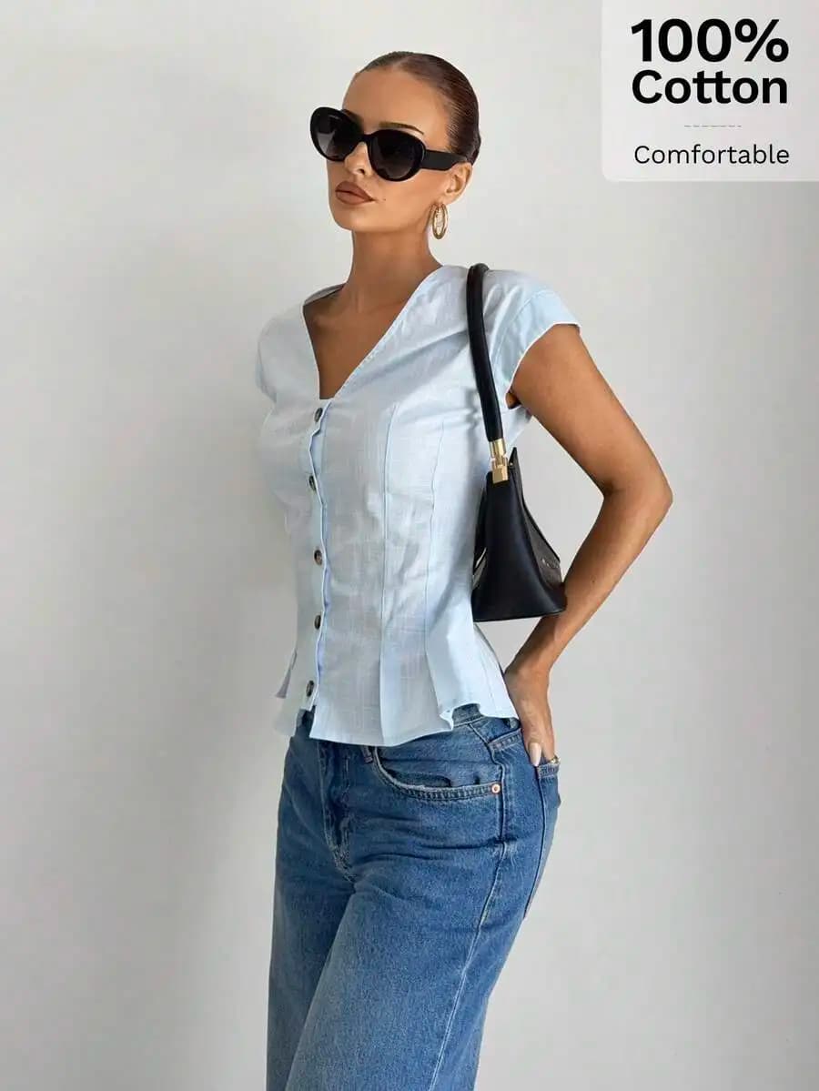 Camicetta da donna blu ghiaccio con scollo a V, maniche corte, orlo plissettato e cintura annodata