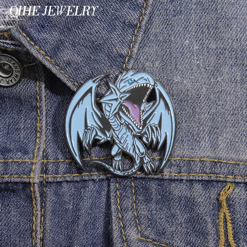Anime Yu-Gi-Oh Blue-Eyes White Dragon Spilla Smalto Pin Anime Gioco Distintivi periferici Zaini con risvolto Accessori per gioielli Regalo
