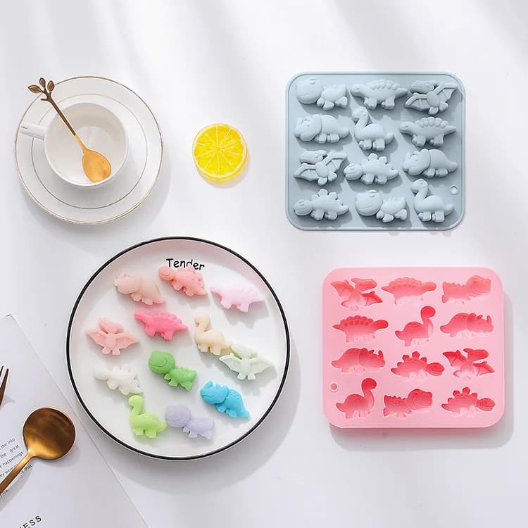 2 stampi in silicone a forma di dinosauro diversi tra loro, stampi per torte con decorazioni in cioccolato, stampi per ghiaccio da forno