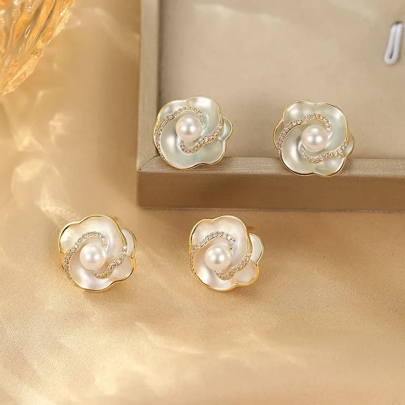 Orecchini a Perno in Argento S925 con Smalto a Forma di Camelia, Design di Nicchia, Eleganti e Raffinati