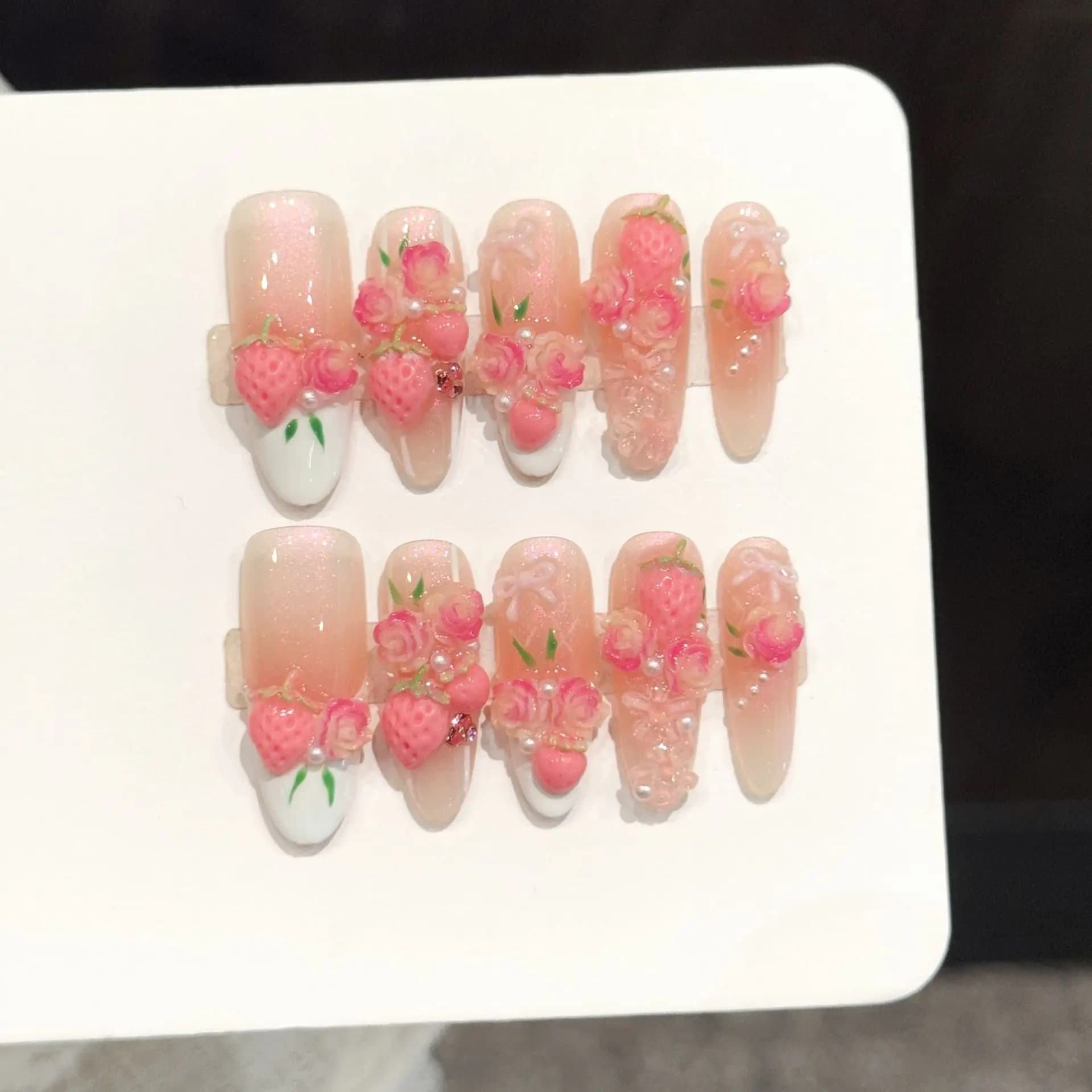 10 pezzi di unghie finte fatte a mano, lunghe, ovali, stereoscopiche, a forma di fragola, per ragazze, unghie finte francesi, design elegante.