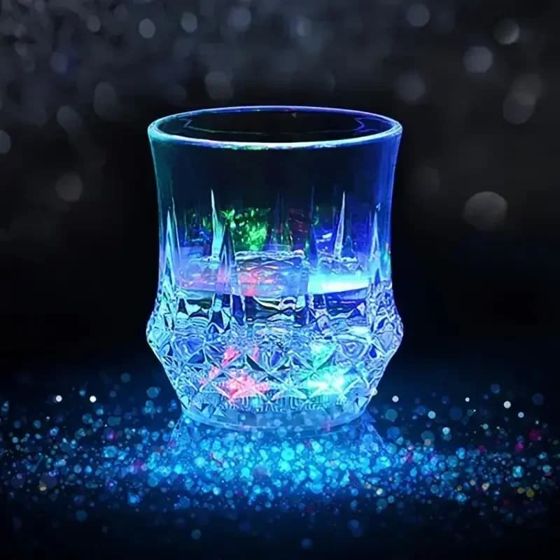 1/2 Pezzi Tazza Creativa Luminosa in Plastica, Nuova Tazza da Birra Luminosa a Forma di Ananas, Luce a Induzione Colorata per Bar e Acqua