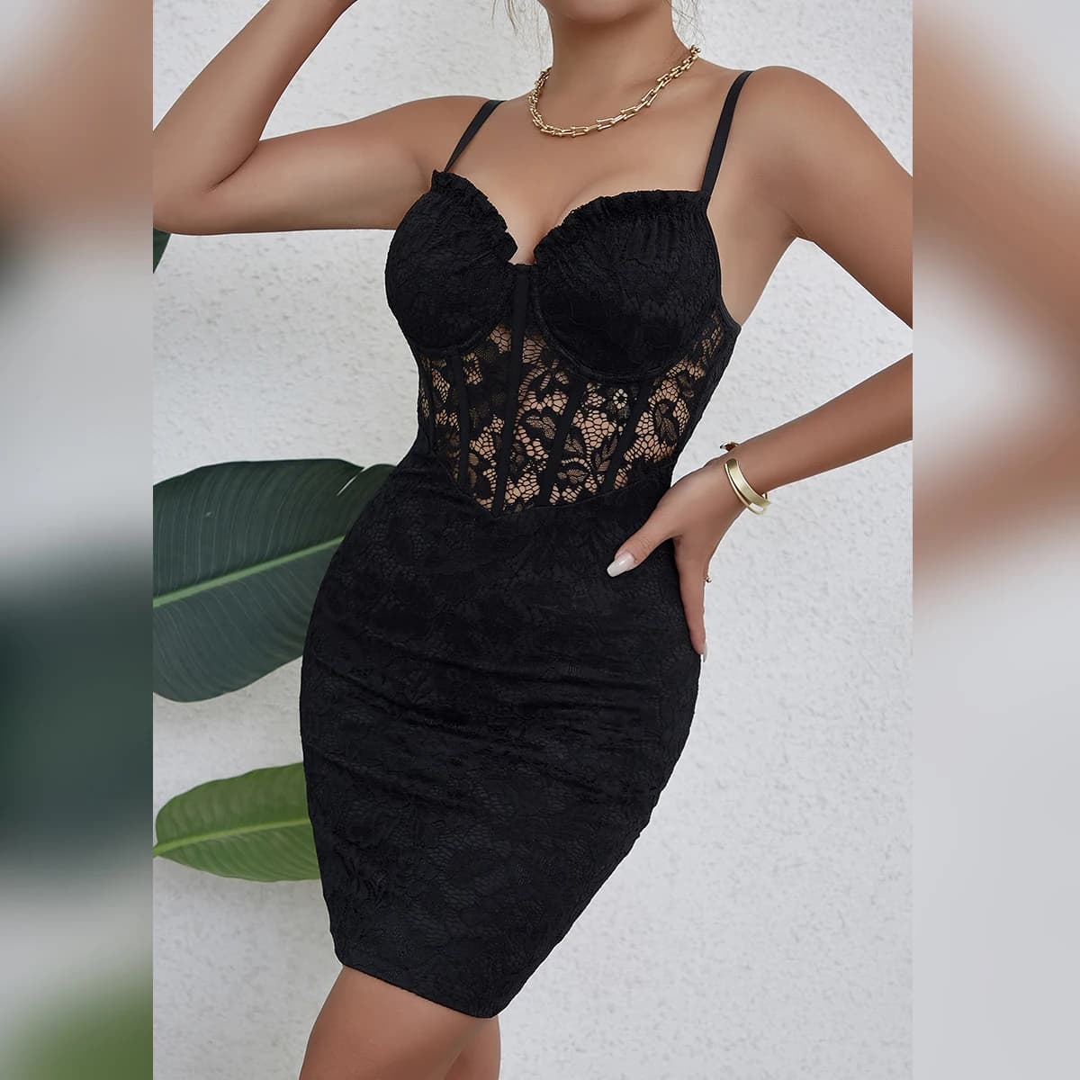 2024 Estate Scollo a V Taglio basso Backless Hottie Pacchetto sexy Abito anca Hollow-cut Patchwork di pizzo Halter Gonna Vita Sheer Mesh Design