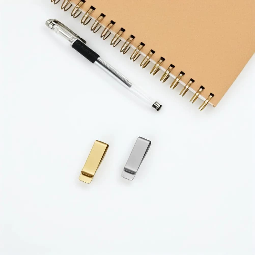 Set di 4 Fermasoldi in Acciaio Inox con Portapenne per Quaderni, Agende, Planner, Viaggi, Ufficio, Mini Morsetto Multifunzionale per Documenti e Biglietti