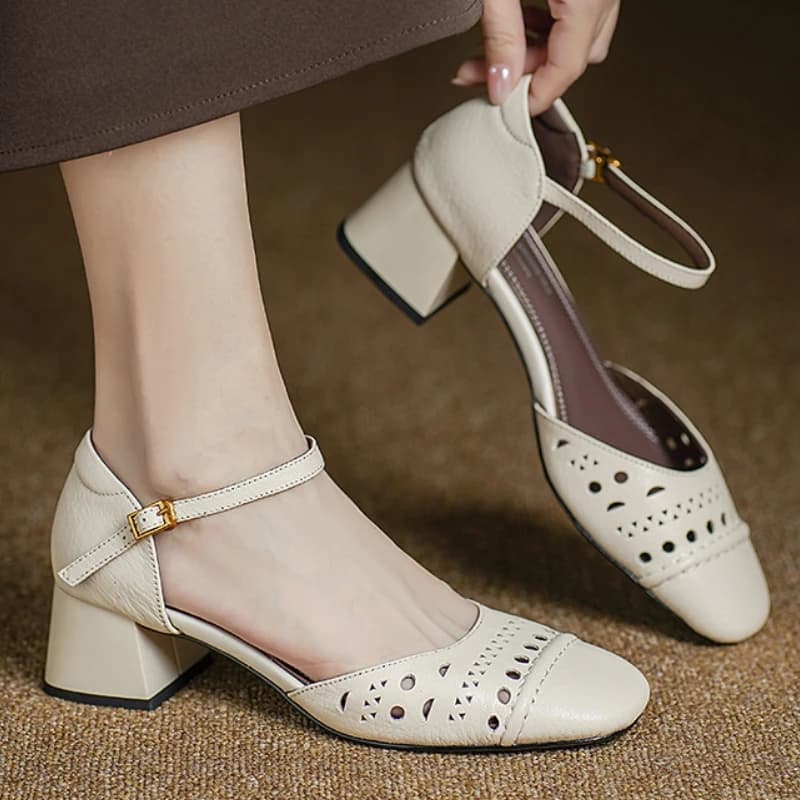 Sandali da Donna in Vera Pelle di Marca, Scarpe Estive Eleganti con Cinturino alla Caviglia, Nere e Beige, Punta Chiusa, Tacco Basso Quadrato