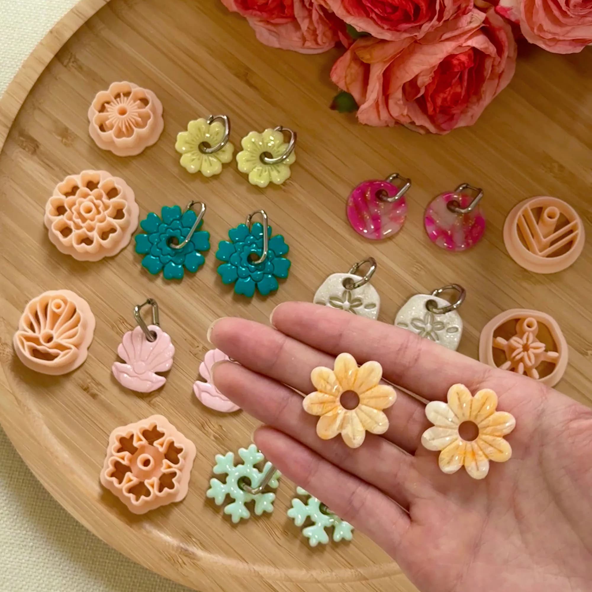 Set da 7 pezzi di formine in argilla polimerica a forma di fiore/fiocchetto di neve/conchiglia/stella marina, stile semplice, per creare fai da te ciondoli, orecchini e collane