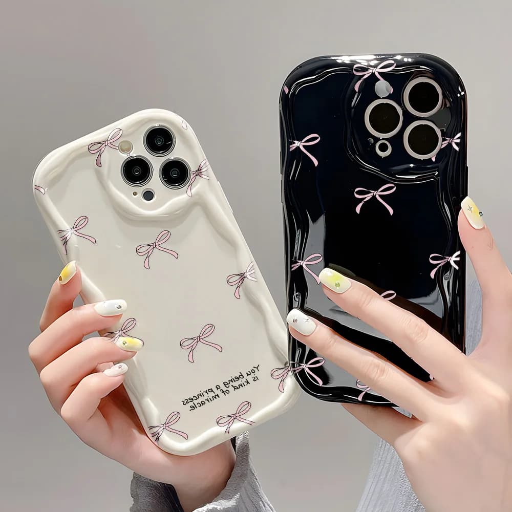 Custodia Morbida Rosa con Fiocco per iPhone 17 Pro Max, Compatibile con iPhone 15, 11, 12, 13, 14, 16 Pro Max, X, XS, XR, 7, 8 Plus, con Bordo Ondulato 3D
