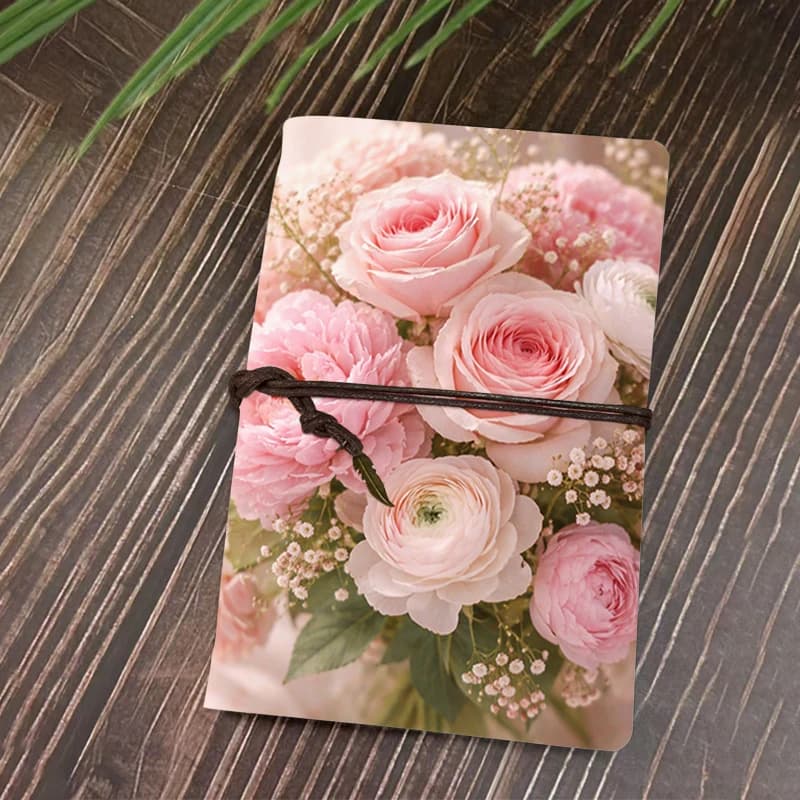 Quaderno Vintage con Bouquet di Fiori Rosa in PU - Diario con Stampa di Rose e Ranuncoli Pastello, Chiusura con Ciondolo a Piuma per Ragazze