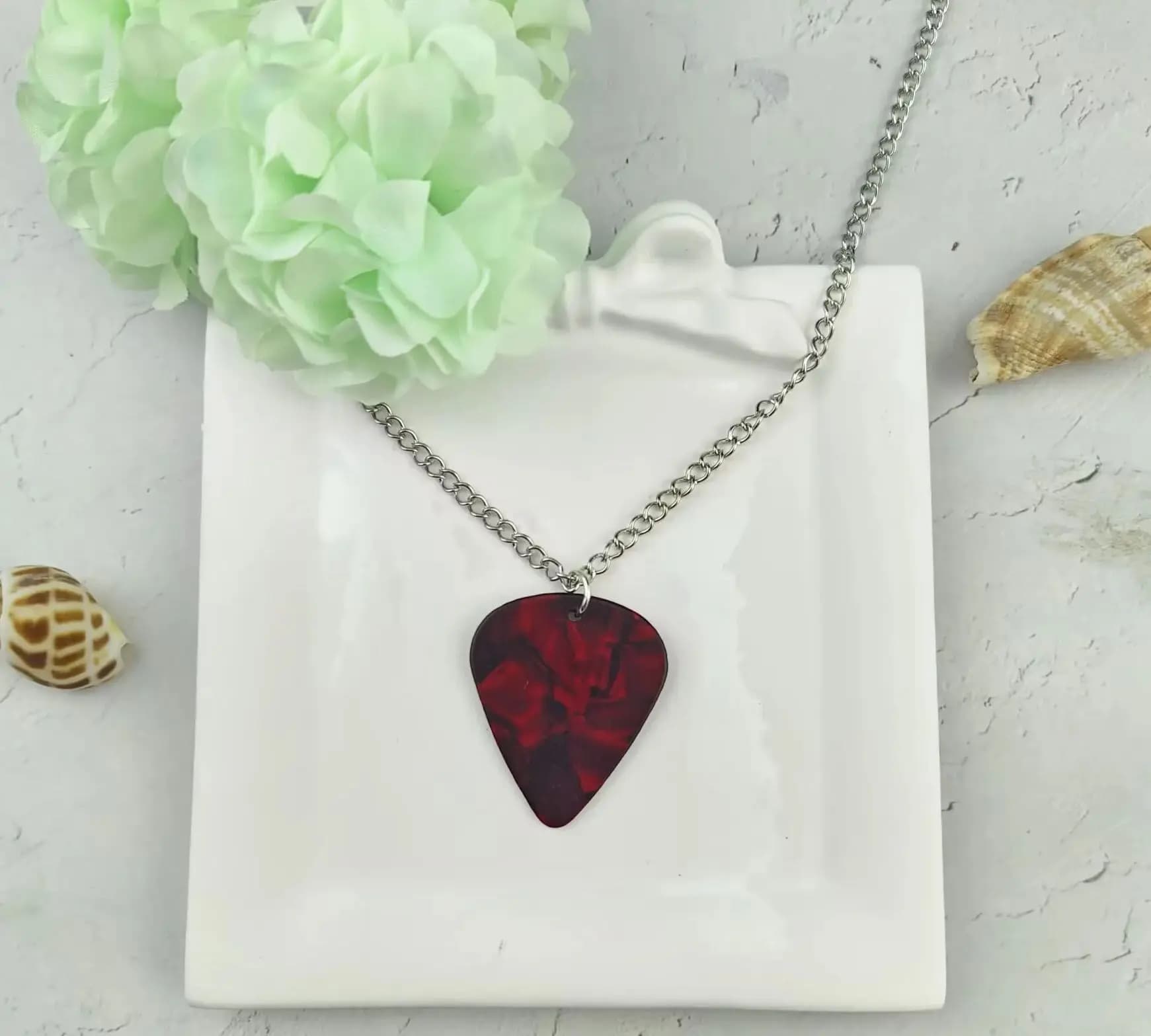 Collana con plettro per chitarra Ciondolo con rubino a forma di cuore Eddie Munson Catena con clavicola Punk Strane cose horror Girocollo Cospaly Gioielli Regali