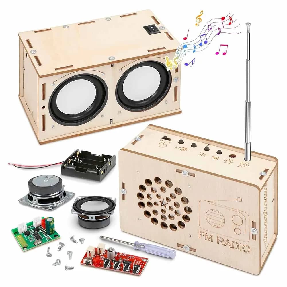 Kit elettronico fai-da-te con custodia in legno, scheda PCB e istruzioni dettagliate per la costruzione di un altoparlante Bluetooth e radio FM compatibili.