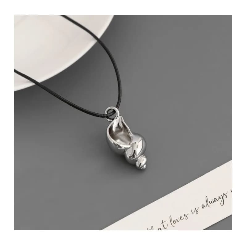 Collana con conchiglia in stile sudcoreano, dal design semplice ed elegante, di alta gamma, collana lunga coreana di nicchia con conchiglia e corda cerata