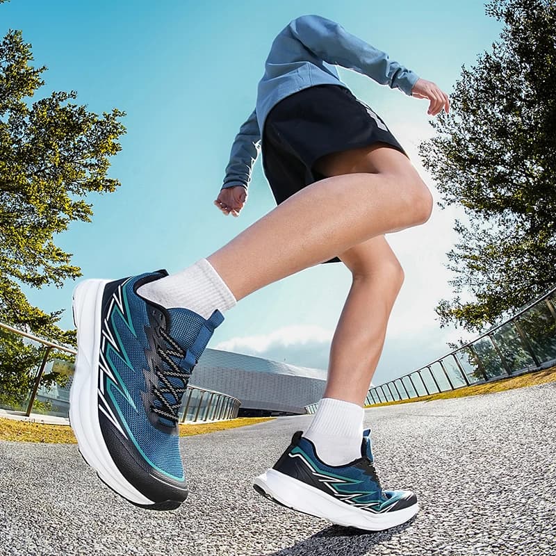 Le scarpe da corsa casual estive da uomo sono scarpe da uomo alla moda, traspiranti, antiscivolo, resistenti all'usura, con punta larga e di grandi dimensioni, per camminare