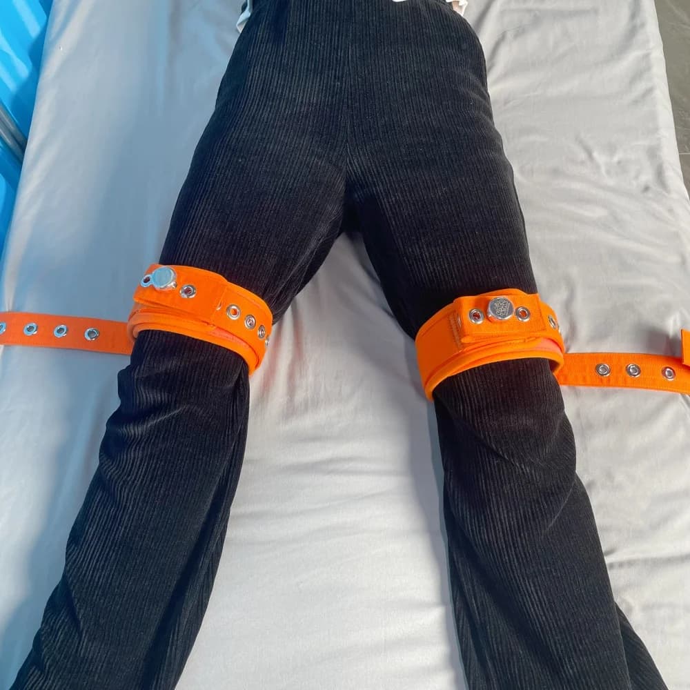 Polsino per gamba imbottito morbido Cintura di ritenuta Cintura in cotone Occhielli regolabili Restrizioni per letto paziente Restrizioni per coscia Blocco magnetico Arancione
