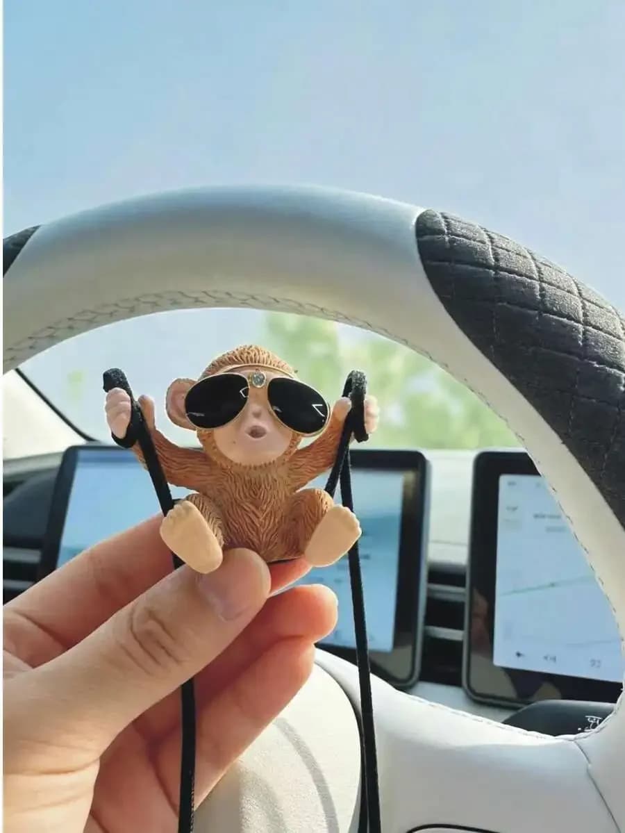 Ornamento da appendere per auto a forma di scimmia oscillante in resina con occhiali da sole, accessorio decorativo per interni auto per adulti
