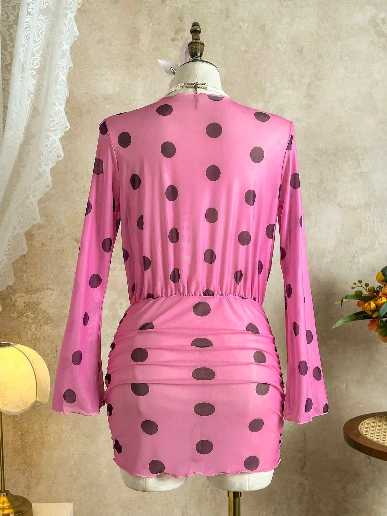Abito in rete rosa a pois a maniche lunghe con scollo a V e vita arricciata per feste in spiaggia