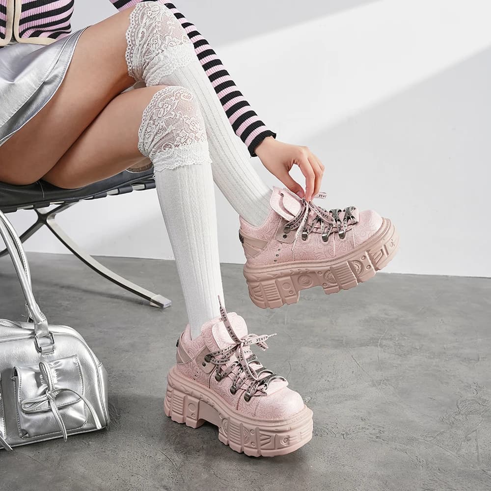 Nuovi Stivaletti da Donna Stile Punk 2026, Stivali Corti con Punta Tonda e Lacci, Scarpe Retro con Tacco Grosso e Decorazioni in Metallo