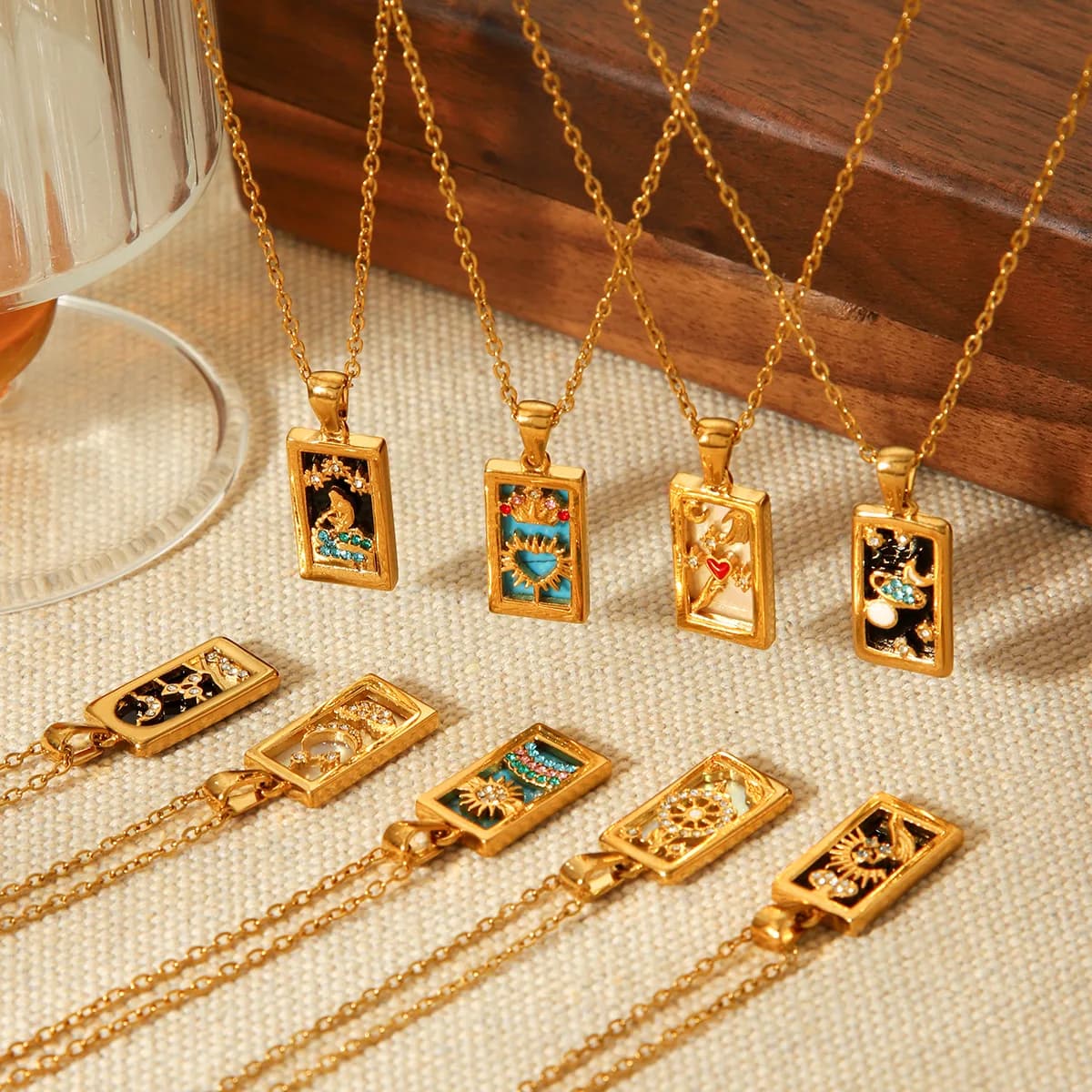 Collana con Ciondolo alla Moda in Acciaio Inossidabile Placcato Oro 18K con Diamanti Incastonati a Forma di Carta dei Tarocchi, Accessori per Donne