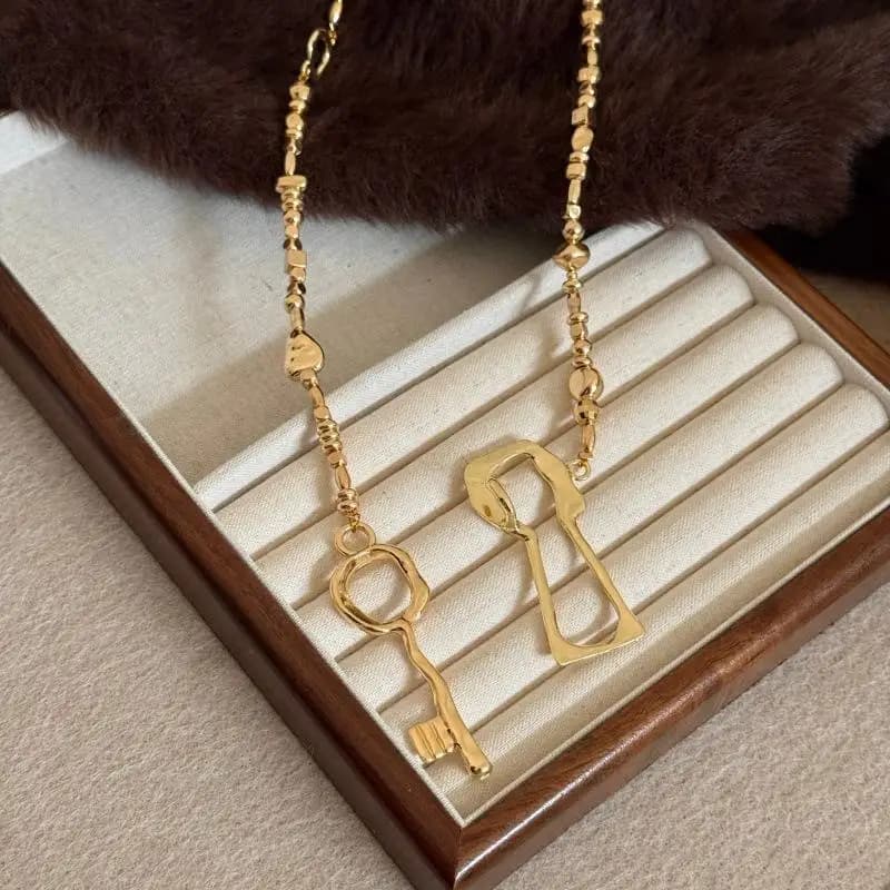 Collana con Catena di Perline Irregolari Esagerate e Chiusura a Lucchetto in Lega, Accessorio da Vita per Modelli di Sfilate di Moda Femminili