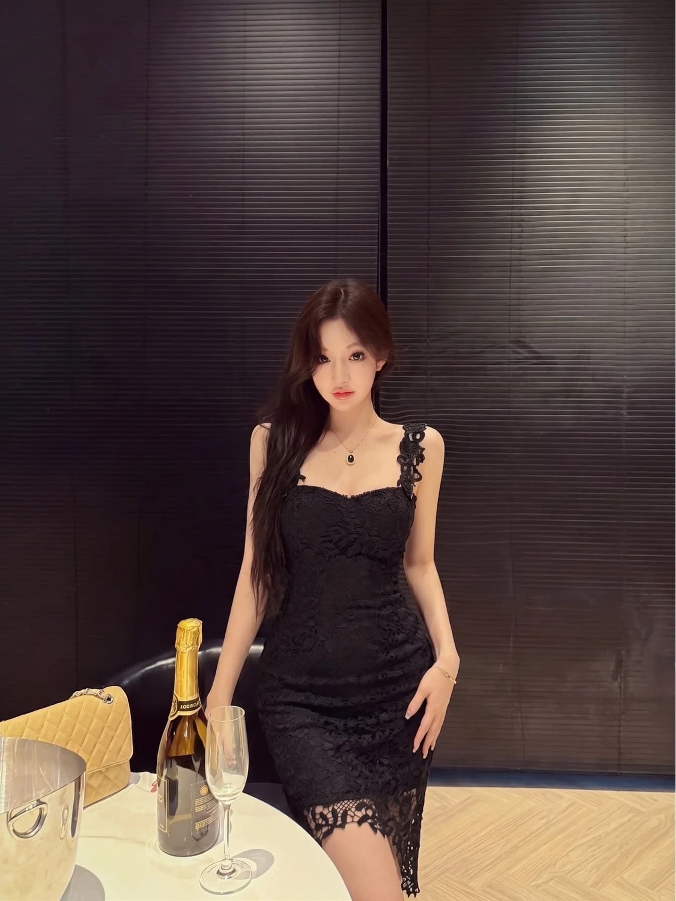 Abito Estivo con Pizzo e Collo Halter Senza Spalline, Vestito Aderente Stile Pure Desire, Abbigliamento Casual Femminile alla Moda
