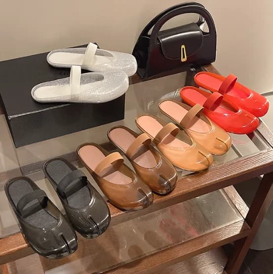 women's new semi candy color slipper with clip on feet and split toe crystal shoes, cool slippers horseshoe toe jelly sandals